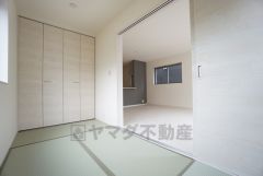 リビング隣には、ホッとできる和室（4帖）を用意。客間としてはもちろん、お子様のお昼寝スペースや書斎としても活躍してくれそうです＾＾ 