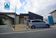 生活がワンフロアで完結する平屋建て＾＾スーパーやコンビニなども近く周辺環境充実。快適でゆとりのある生活空間で新生活を始めましょう^^