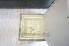 キッチンに床下収納があります。長期保存ができるもの、調理器具、防災グッズを入れておくのもいいですね。