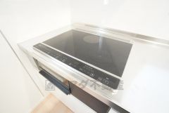 お手入れのしやすいIHクッキングヒーターです。3口コンロなので、効率よくお料理が楽しめます。毎日のお料理も楽しくなりますね＾＾