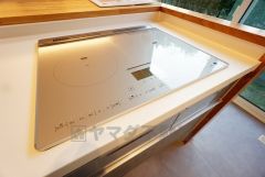 お手入れのしやすいIHクッキングヒーターです。3口コンロなので、効率よくお料理が楽しめます。毎日のお料理も楽しくなりますね＾＾