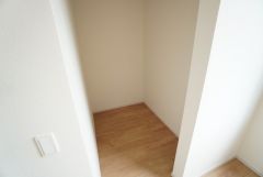 寝室にはハンガーパイプ付きのウォークインクローゼットが設けられています。たっぷり収納できるので衣替えの心配もいりませんね＾＾