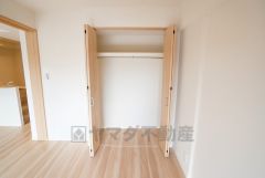 洋室にはハンガーパイプ付きのクローゼットが設けられています。たっぷり収納できるので衣替えの心配もいりませんね＾＾