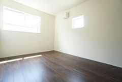 2面採光を確保した明るい室内は、風通しも良く、大変居心地の良い空間となっております。日当たりがよく、子供部屋としての利用もおすすめ。