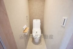 1階2階の2ヶ所にトイレがありますので、忙しい朝にも家族に気を使わず、ゆとりが生まれますね＾＾淡いカラーのアクセントクロスで落ち着いた空間です＾＾ 