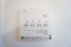雨の日の洗濯も安心できる浴室暖房乾燥機付き浴室。リモコンで操作もボタン1つで簡単です。