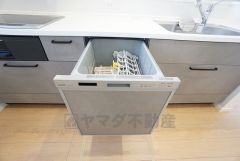 炊事時間を大幅に短縮できる食器洗浄乾燥機付き＾＾食器を洗う手間が減るので家族とのコミュニケーションの時間や自分の時間が増えますね。