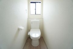 温水洗浄機付トイレです。節水機能もあるので、安心して使えますね。もちろん、1階2階の2ヶ所にトイレがあるので、忙しい朝にもゆとりができますね。