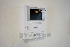 同仕様写真。現況と異なる場合は現況優先となります。 防犯はもちろん、セールスマン対策にもなるモニター付きインターホンです。お子さん1人での留守番時にも活躍しそうです。