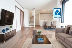 17帖。家族が集まる開放的なリビング。思い思いの時間を過ごしたり食事をしたり、素敵な団らんの場になりますね。家具はCGによるイメージ画像です。