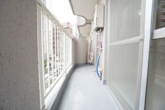 南西側に面したバルコニーは日当たり良好です。お洗濯物も気持ちよく干せそうです。日光浴をしたり、星を眺めたりも良いですね^^