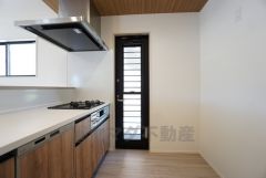 キッチン横には、家庭ごみの仮置きに重宝する勝手口付き。勝手口があることで、通風・採光の確保になります。