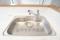 大きなお鍋も楽々洗える幅の広いシンクです＾＾ステンレスシンクなので簡単にお掃除できますよ。洗剤やスポンジもすっきりできる収納付き。