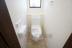 1階2階の2ヶ所にトイレがありますので、忙しい朝にも家族に気を使わず、ゆとりが生まれますね＾＾ 小窓付きで換気する時に便利です＾＾