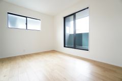 主寝室としてお使いいただけそうなこちらのお部屋は、日当たりが良く、爽やかな風を感じて起きる朝は、快適生活の始まりに。