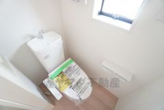 1階2階の2ヶ所にトイレがありますので、忙しい朝にも家族に気を使わず、ゆとりが生まれますね＾＾ 小窓付きで換気する時に便利です＾＾