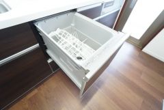 食後の時間にゆとりを与えてくれる食器洗い乾燥機。操作ボタンも上面にあるので、腰をかがめずに操作が楽々。