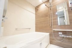 清潔感あふれる明るいバスルームで、リラックスできる時間をお楽しみいただけます。 浴室乾燥機付きで、雨の日のお洗濯にも便利です＾＾
