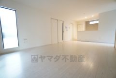 玄関へも2階へも、必ずリビングを通る動線になっているので、顔を合わせる機会が増え家族団らんの間取りに＾＾