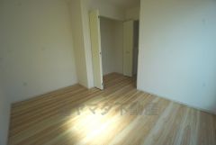 木目調のシンプルデザインで落ち着きと安らぎの空間に仕上げています。各部屋に収納が完備されているので、お荷物が多くなっても安心の設計です。