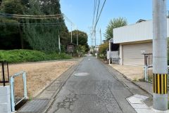 前面道路は北側約4.1ｍ、西側約1.7ｍの公道に面しています。