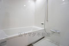 1日の疲れを癒すくつろぎのバスルーム。足を伸ばしてもゆったりと入れるサイズです。お子様と一緒にお風呂に入っても狭くないですね＾＾