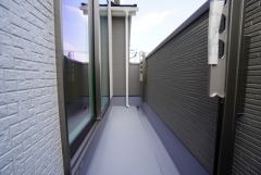 広々としたバルコニー。 天気のいい日にはお布団もまとめて干せそうですね＾＾