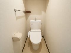 AIによる画像加工（家具・荷物の消去）を行っています。清潔感のある使い勝手の良いトイレで、毎日気持ちよくお使いいただけます。