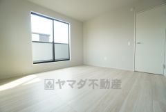 主寝室としてお使いいただけそうなこちらのお部屋は、日当たりが良く、爽やかな風を感じて起きる朝は、快適生活の始まりに。