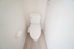 清潔感のあるトイレ＾＾ 1階2階の2ヶ所にトイレがありますので、忙しい朝にも家族に気を使わず、ゆとりが生まれますね＾＾