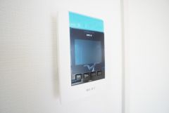 防犯はもちろん、セールスマン対策にもなるモニター付きインターホンです。 来訪者の顔が見えるので安心ですね＾＾