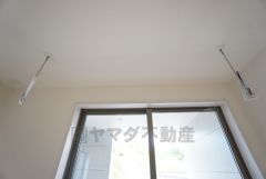 窓際に室内物干し付き＾＾雨の日や花粉の季節の洗濯も安心です＾＾