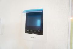 防犯はもちろん、セールスマン対策にもなるモニター付きインターホンです。 来訪者の顔が見えるので安心ですね＾＾