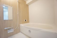 1日の疲れを癒すくつろぎのバスルーム。足を伸ばしてもゆったりと入れるサイズです。お子様と一緒にお風呂に入っても狭くないですね＾＾