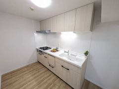収納も、作業スペースも広々と設けられた使いやすいシステムキッチンです＾＾奥まった場所にキッチンを配置。リビングやダイニングでの寛ぎを邪魔しない仕様です＾＾生活感が出にくいので急な来客にも困りません＾＾