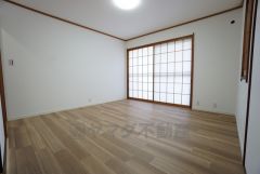 8帖。主寝室としてお使いいただけそうなこちらのお部屋は、日当たりが良く、爽やかな風を感じて起きる朝は、快適生活の始まりに。 