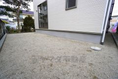 広々としたお庭付き＾＾周囲からの目線も気にならず、BBQやお子様のプールなども楽しめそうです＾＾