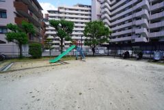 敷地内に公園があります。 水筒やおむつなどを準備して出かける手間がなく、「隙間時間に少しだけ遊ばせる」ことができます。急なトイレや天候不良時もすぐに帰宅できるので安心ですね＾＾ 