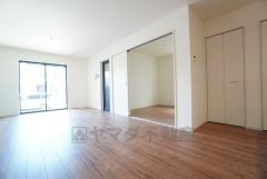 大きな掃き出し窓のあるリビングは、陽光あふれる明るい空間です。ゆったりと寛げる憩いの場となりそうです。