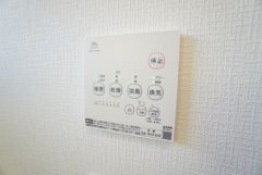 浴室暖房乾燥機には、暖房、乾燥、涼風、換気の4つの機能が付いています。タイマー付きです。換気・雨の日の洗濯も安心です＾＾