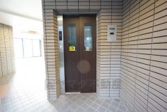 エレベーター完備。 お買い物帰りなどでお荷物が多いときに便利ですね＾＾