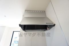 コンロ上には換気扇完備＾＾すぐ横に小窓が設けられているので、換気扇と合わせてWで換気できます＾＾