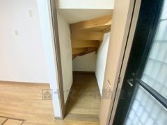 階段下収納スペースあり。各居室に収納スペースが付いているので、お荷物が多いご家庭の方々にも安心です＾＾