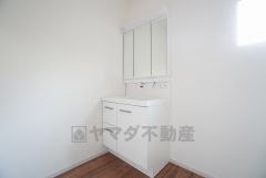 三面鏡裏収納付き洗面化粧台です＾＾ 歯磨きセットやスキンケア用品などの収納に便利ですね。 生活感も隠すことができ、来客時にも安心です。