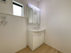 三面鏡裏収納付き洗面化粧台です＾＾ 歯磨きセットやスキンケア用品などの収納に便利ですね。 生活感も隠すことができ、来客時にも安心です。