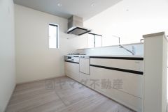 対面式キッチンなのでリビングにいるご家族とコミュニケーションを取りながら洗い物や、お料理が楽しめそうですね＾＾