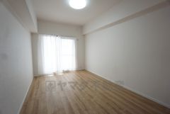 6.3帖。主寝室としてお使いいただけそうなこちらのお部屋は、日当たりが良く、爽やかな風を感じて起きる朝は、快適生活の始まりに。 
