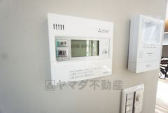 キッチン横からお湯張り、追い炊き、足し湯がボタン一つで楽々操作できる給湯機リモコンです＾＾忙しい夕飯の準備の時間帯に重宝しますね。