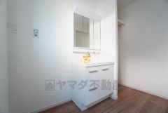 三面鏡裏収納付き洗面化粧台です＾＾ 歯磨きセットやスキンケア用品などの収納に便利ですね。 生活感も隠すことができ、来客時にも安心です。