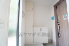 採光も考えられた明るい玄関です。たっぷり収納できるシューズボックス付きなので、家族全員の靴がきれいに整頓できます。